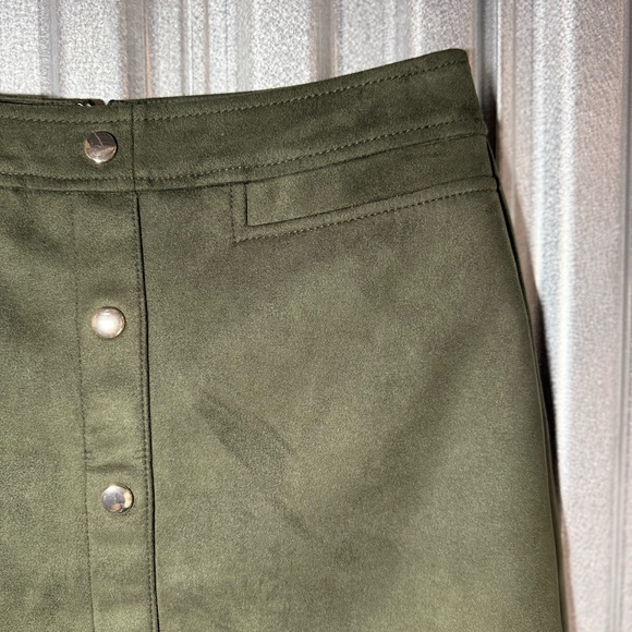 LOFT Olive Green Faux Suede Button-Down Mini Skirt, size 2, Holiday Party - Picture 5 of 9